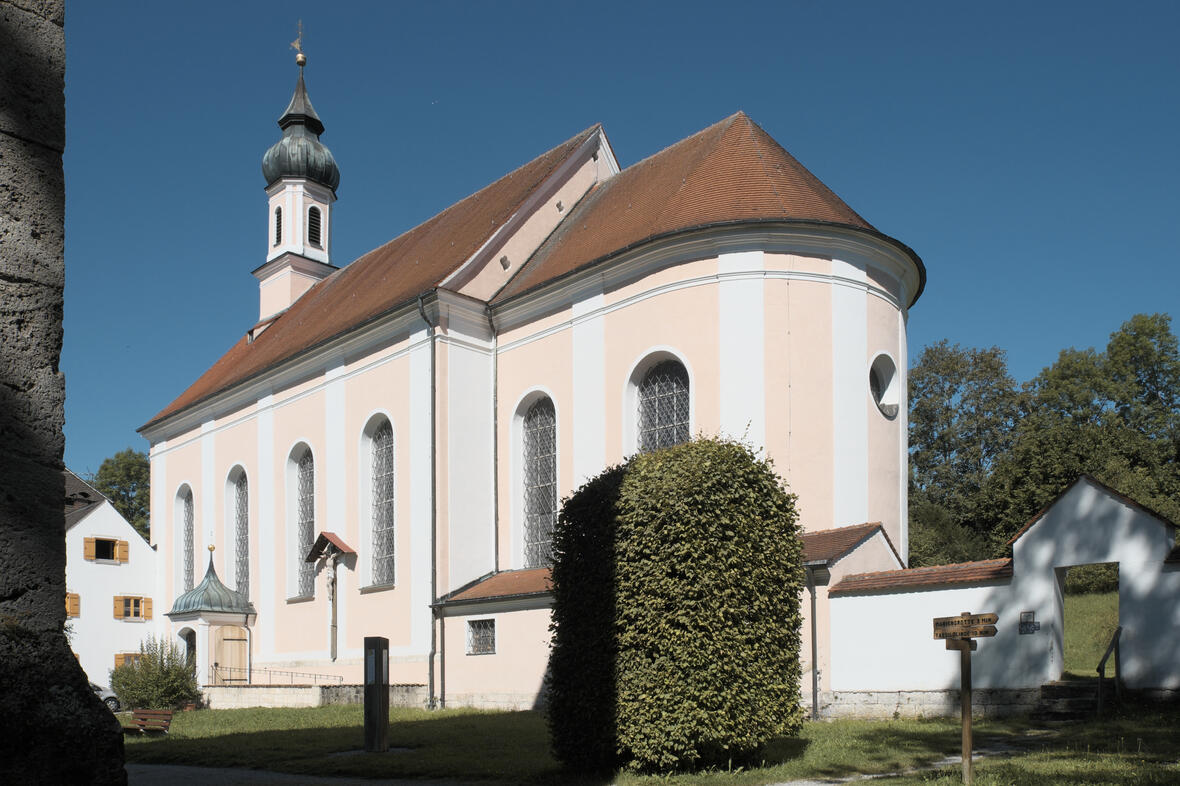 Katholische Pfarrkirche St. Johannes Baptist in Wessobrunn im Landkreis Weilheim-Schongau (Bayern/Deutschland)