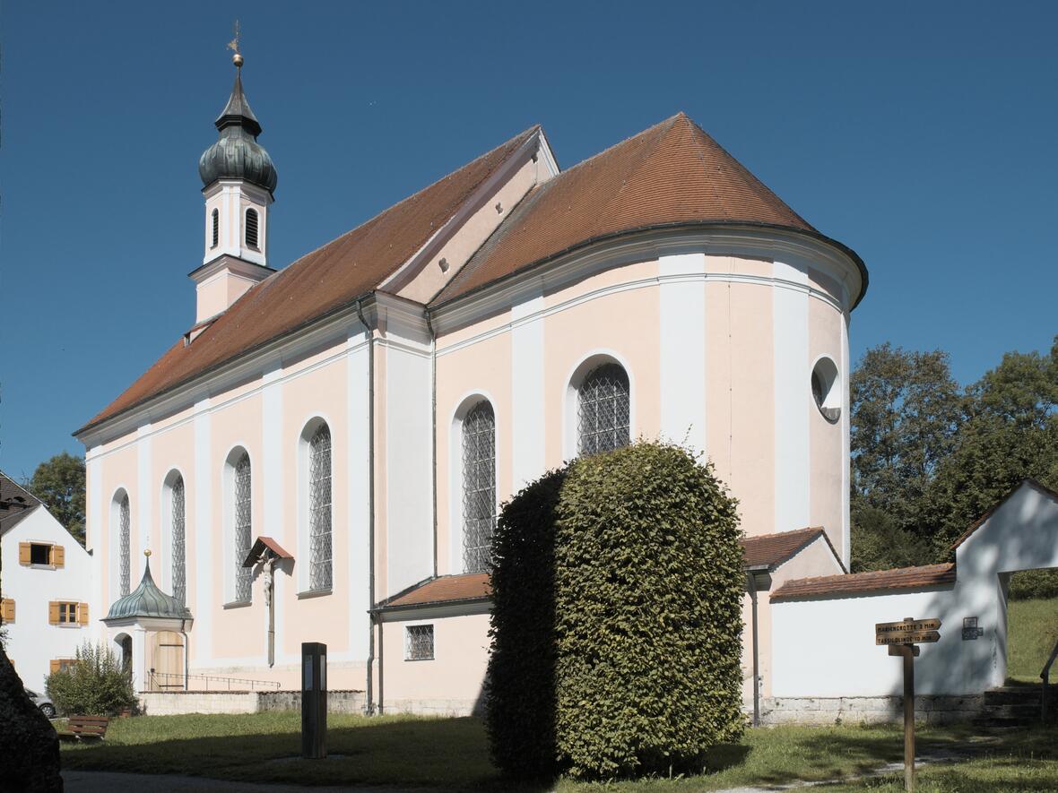 Katholische Pfarrkirche St. Johannes Baptist in Wessobrunn im Landkreis Weilheim-Schongau (Bayern/Deutschland)