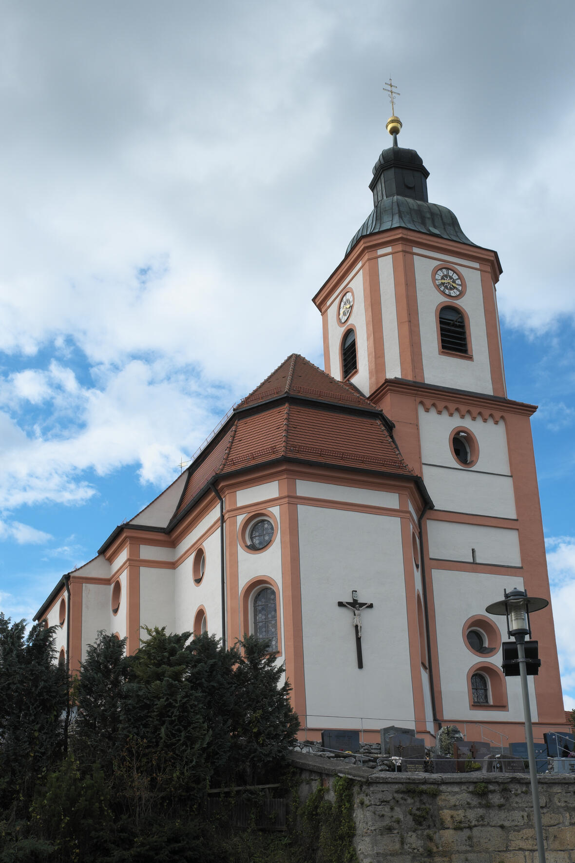 Katholische Pfarrkirche St. Nikolaus in Reichling im Landkreis Landsberg am Lech (Bayern/Deutschland)