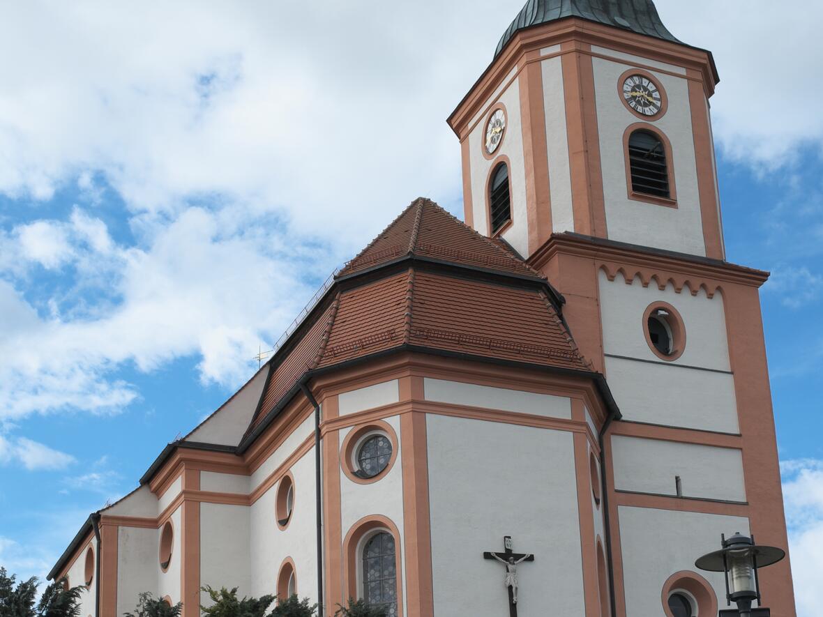 Katholische Pfarrkirche St. Nikolaus in Reichling im Landkreis Landsberg am Lech (Bayern/Deutschland)