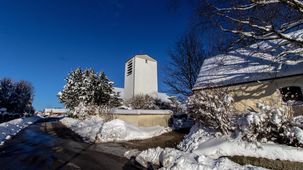 kirche-20hl-20familie-20mit-20leichenhaus