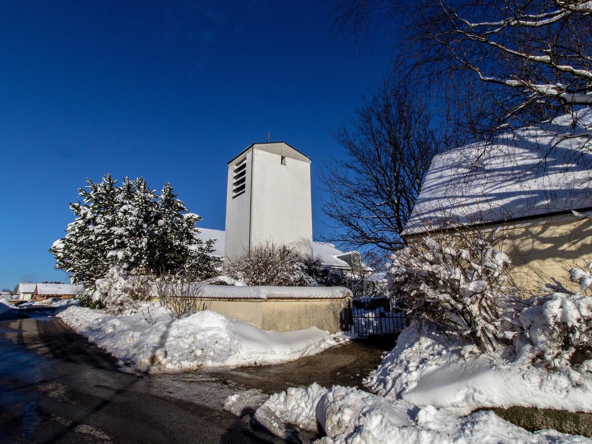 kirche-20hl-20familie-20mit-20leichenhaus