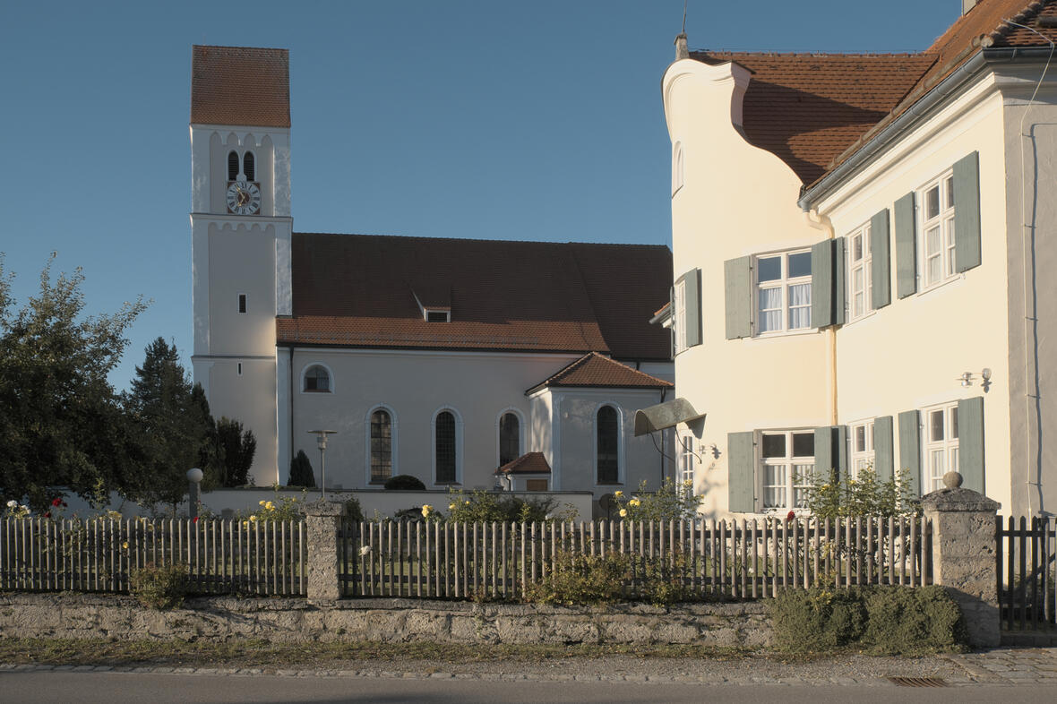 Katholische Pfarrkirche Heilig Geist in Unterapfeldorf, einem Ortsteil von Apfeldorf im Landkreis Landsberg am Lech (Bayern/Deutschland), im Vordergrund Pfarrhaus