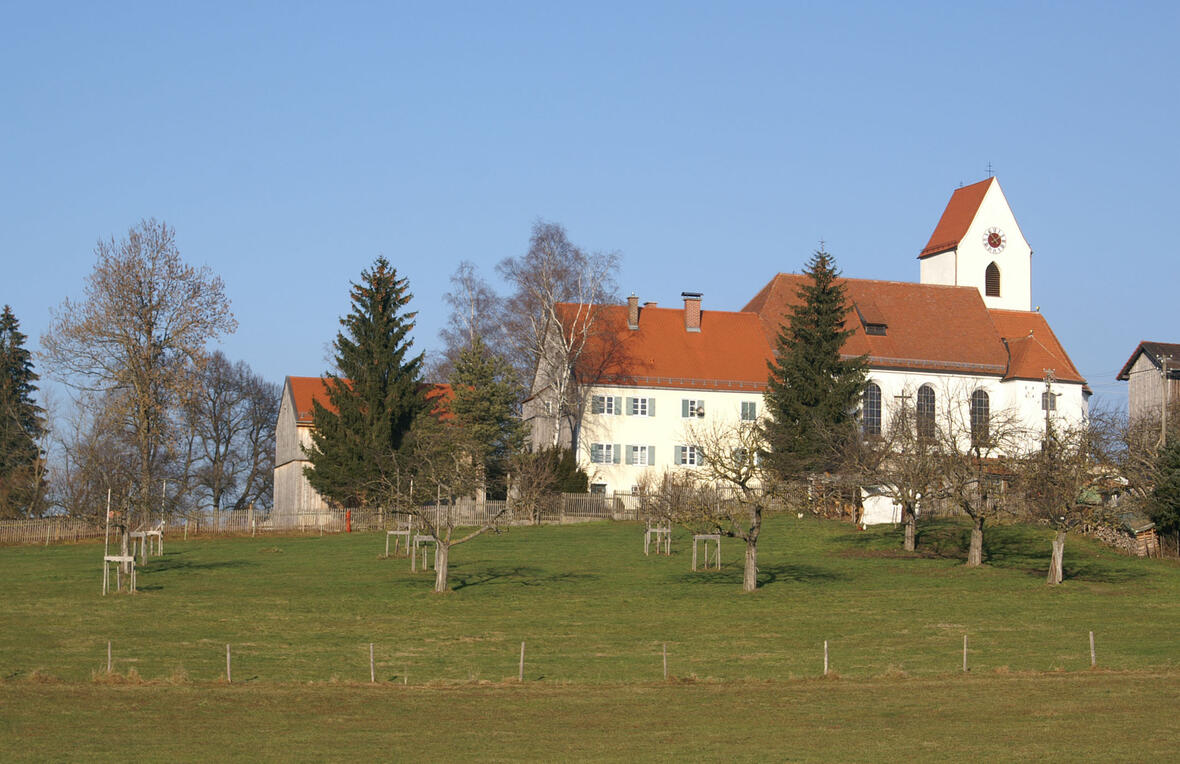 Kirche und Pfarrhaus in Aich, Peiting