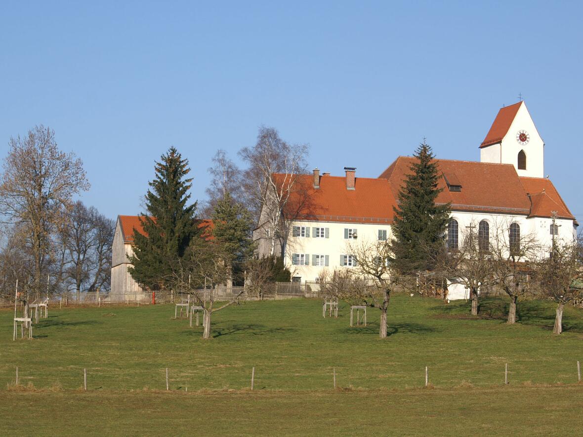 Kirche und Pfarrhaus in Aich, Peiting