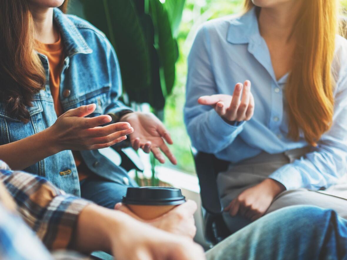 Eine Gruppe junger Menschen tauscht sich aus